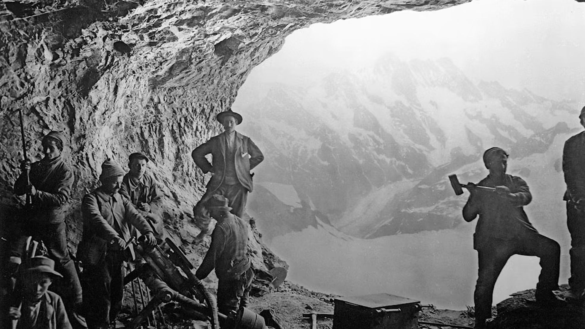 Old picture of the people building the tunnel to Jungfraujoch